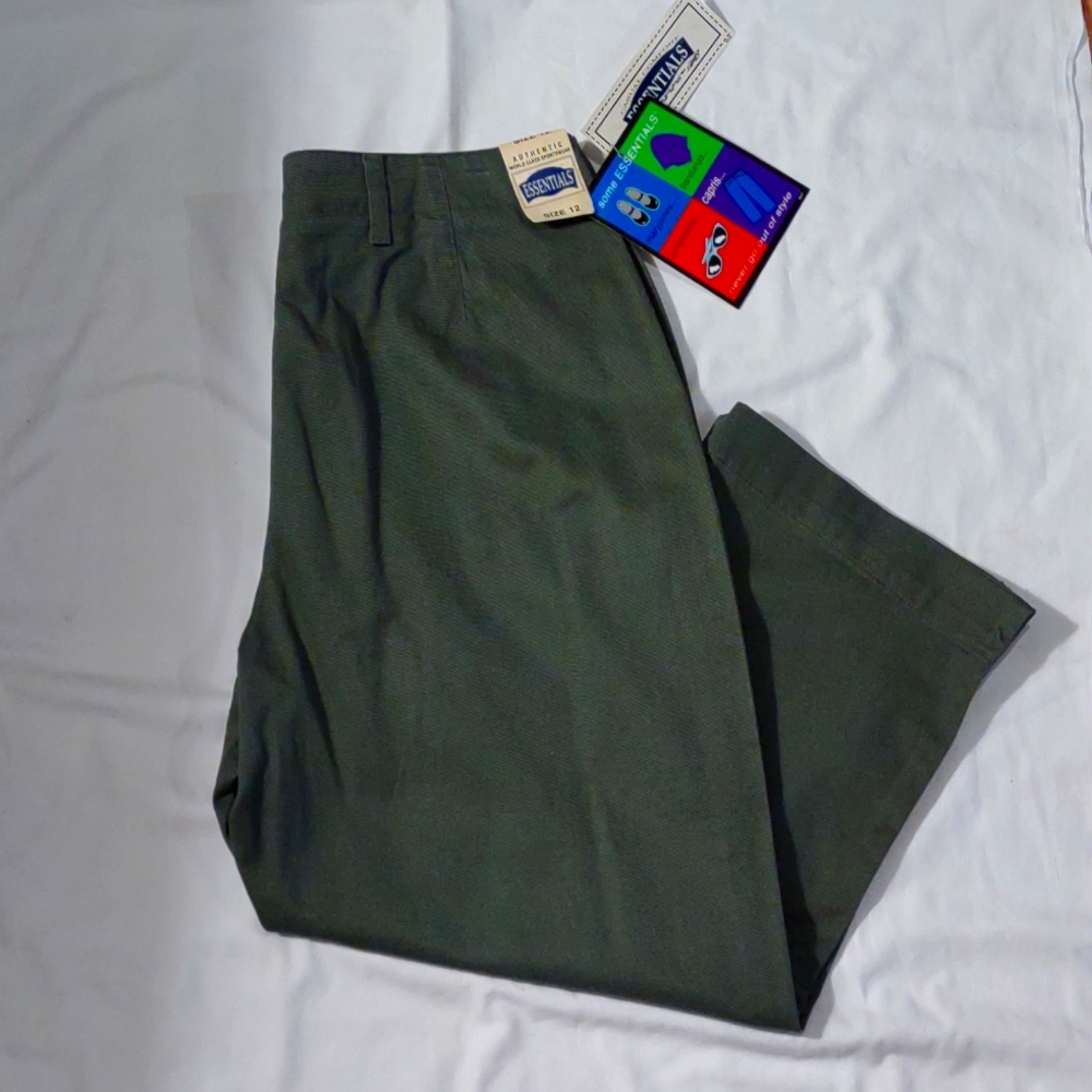 WOMEN'S ESSENTIAL CAPRIS
